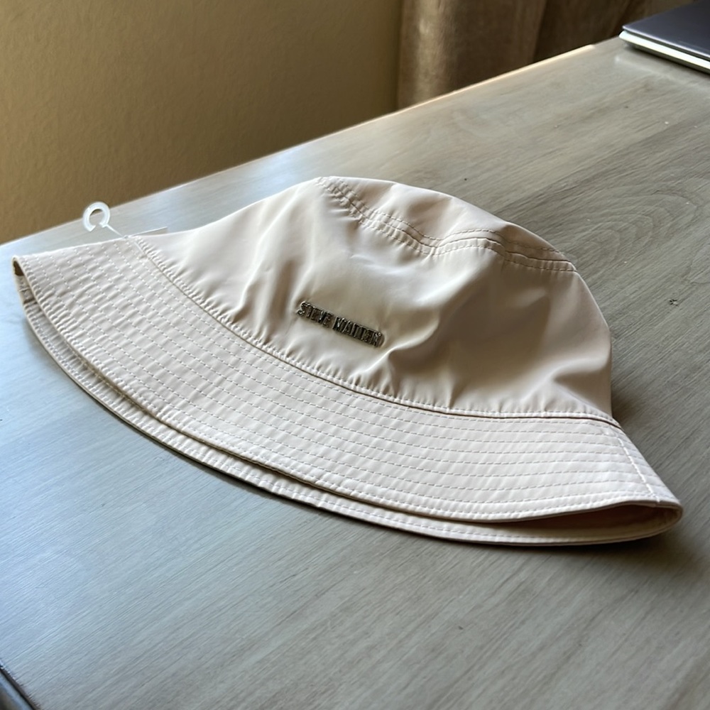 STEVE MADDEN Satin Lined Nylon Bucket Hat w Logo and stitching Beige